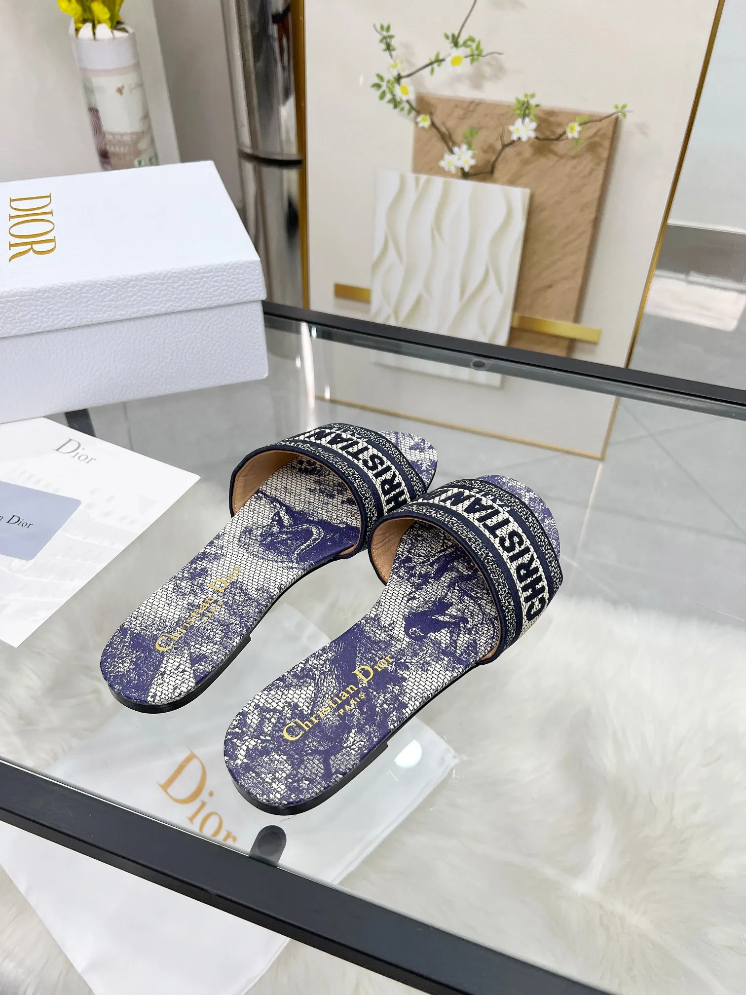 💕💕Factory direct selling price p300💕💕 Genuine leather sole +30 CD•Dior women's presbyopic embroidered leather sole slippers Christian Dior has always been synonymous with magnificence and elegance, and has always been at the top of the fashion palace👍 What is particularly worth mentioning is: the embroidered sole 👟👟 pattern reproduces one of the cherished symbols of Christian Dior✅ More than a hundred colors to choose from ◽️️Upper: Selected top-quality embroidered cotton ◽️Inner lining: imported sheepskin ◽Number 35-40 (customized at 41.42.43)